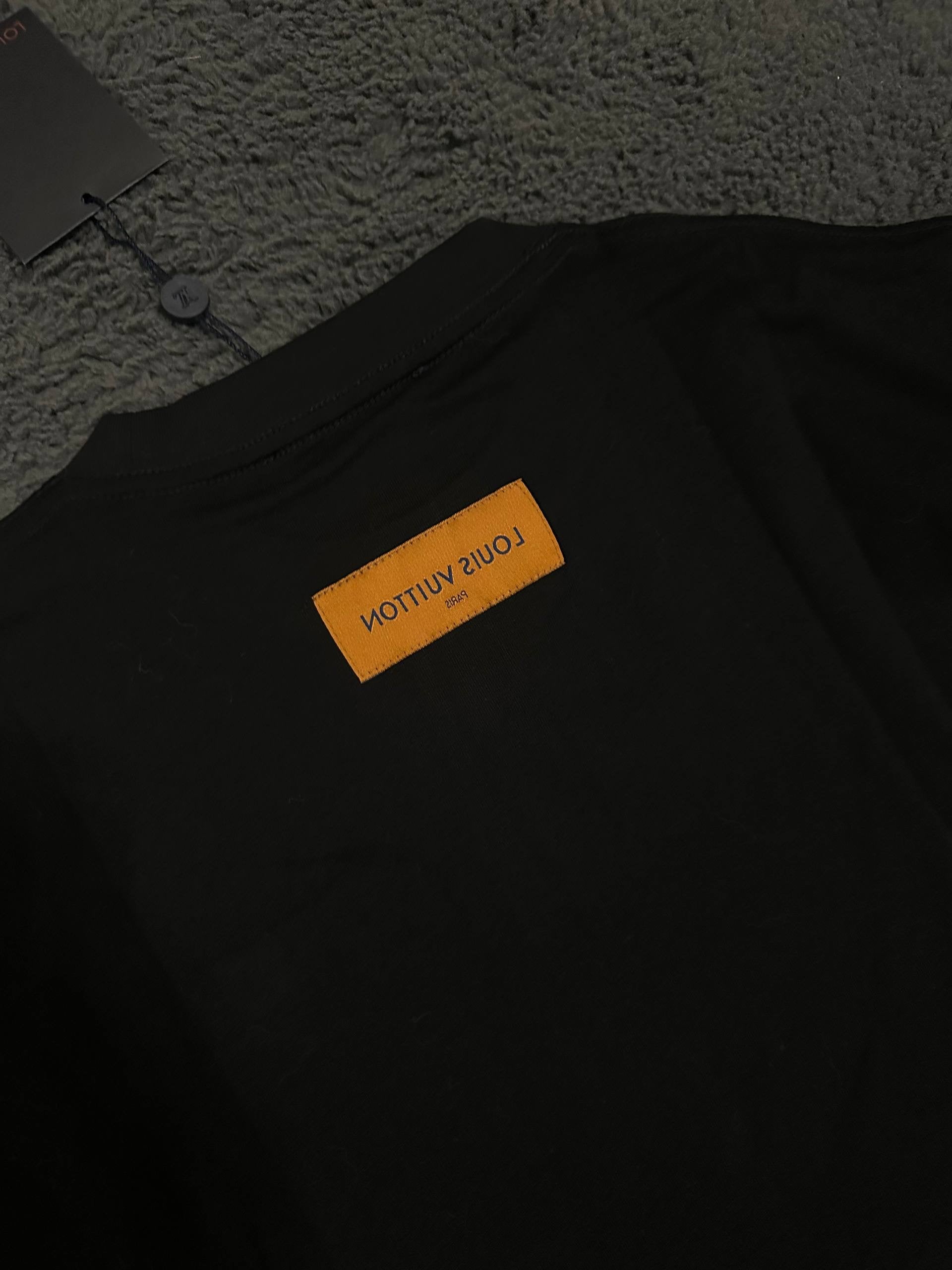 Tricou LV